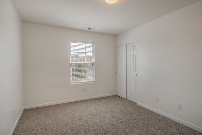 Building Photo - Beautiful 4bd 2.5ba home with Community Am...