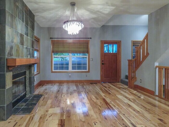 Building Photo - 4 Bedroom Home located in Summer Woods -La...