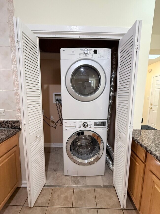 Building Photo - 3643 S Hamilton Ave