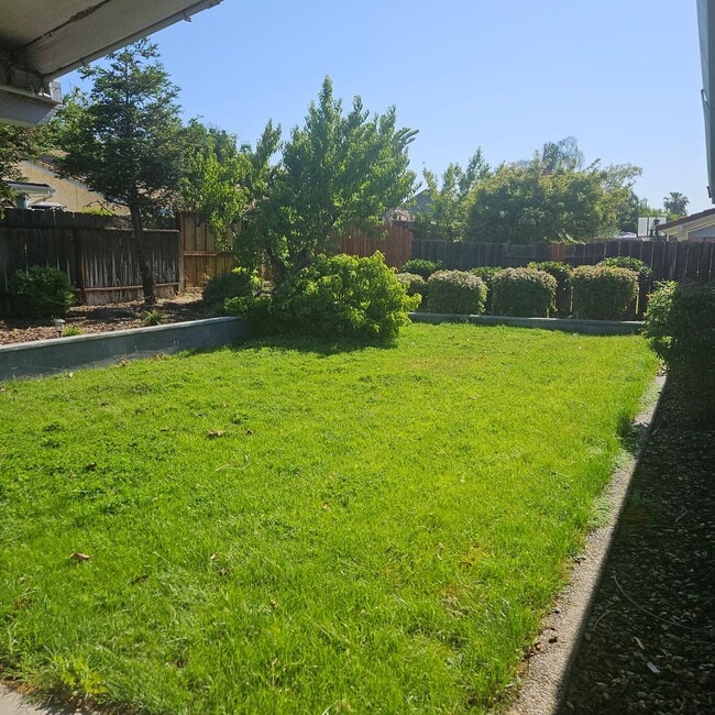Building Photo - Spacious Open Floor Plan Close to Schools ...