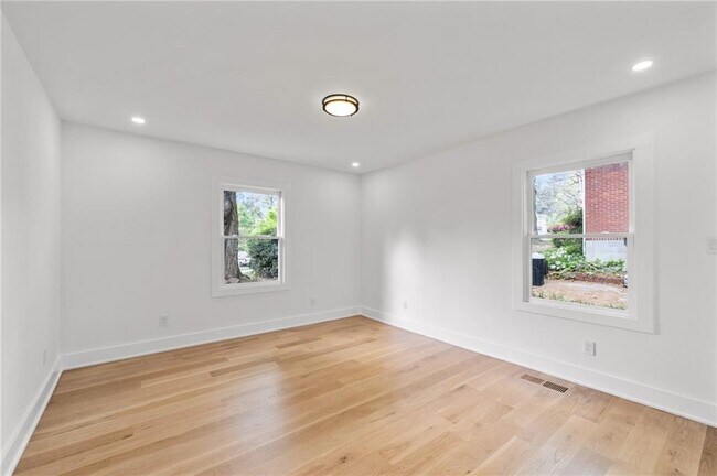 Building Photo - 1194 Clearview Dr NE