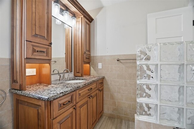 Building Photo - 4436 Floramar Terrace