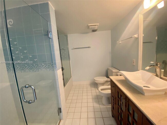 Building Photo - 6061 Collins Ave