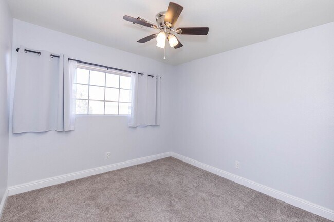 Building Photo - Lovely Home in The Lakes!