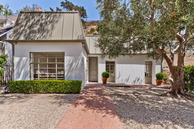 Primary Photo - 1448 N Beverly Dr