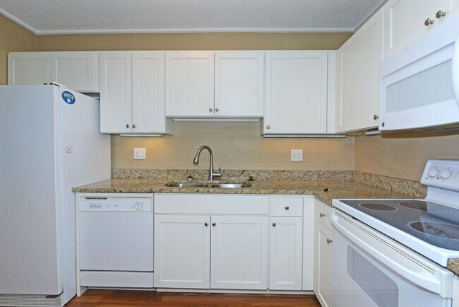 Building Photo - Available now - Top-Floor Living with Style and Convenience in Minnetonka!