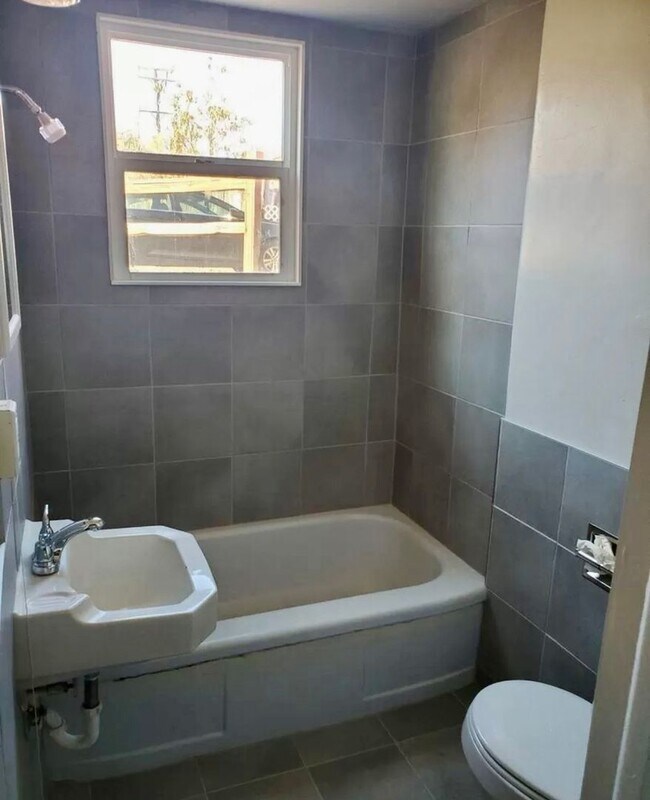 Building Photo - Remodeled 1-Bedroom Apartment in Greeley A...