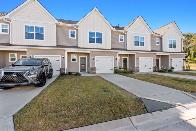 Building Photo - 3 BR, 2.5 BA Townhome, 6-12 month lease av...