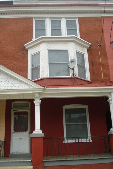 Building Photo - 733 E Chestnut St