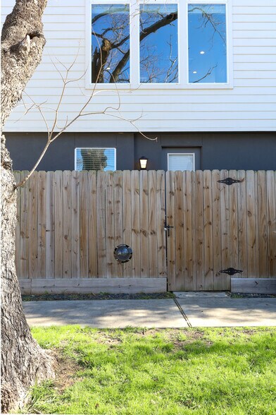 Private Gate - 3107 Saint Charles St