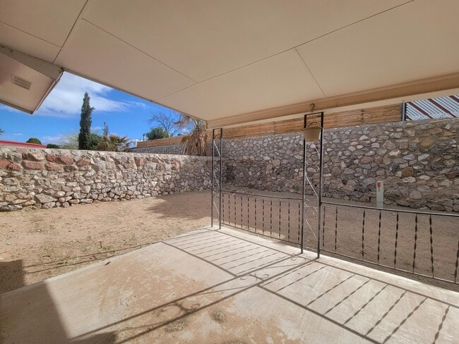 Building Photo - 7716 Iroquois Dr