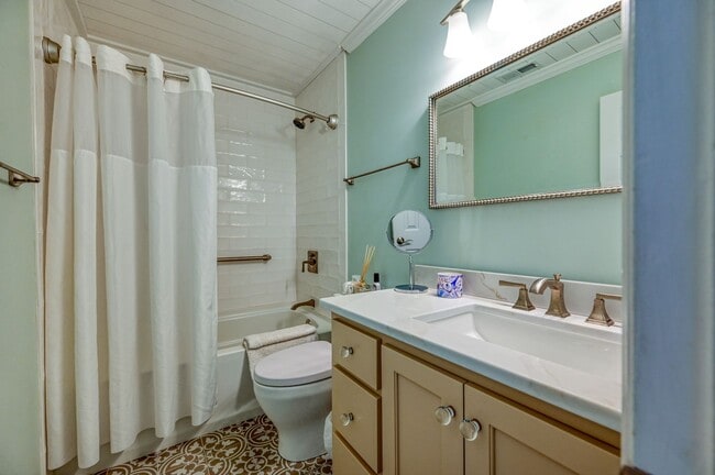 Building Photo - PET-FRIENDLY OFF-SEASON MONTHLY RENTAL AVAILABLE NOW