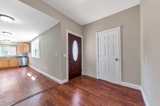Rear entry / kitchen - 717 River Rd