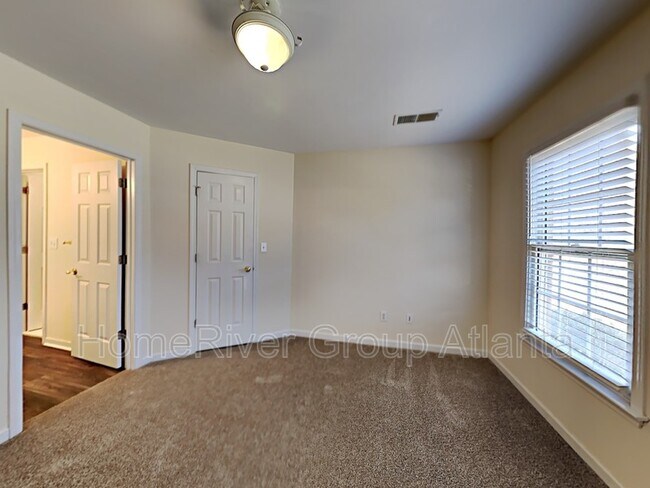 Building Photo - 1040 Queensgate Dr SE