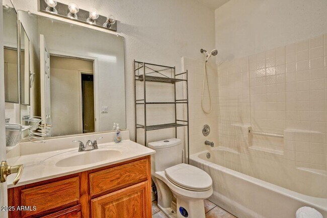 Building Photo - 3438 E Rockwood Dr
