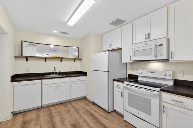 Building Photo - 1302 NE 14th Ter