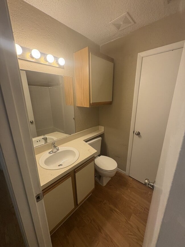 Building Photo - Large 2 bedroom 2 bath Condo