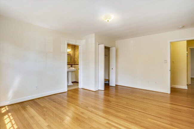 Building Photo - One Level Living -- 5bed / 3bath - Chevy Chase