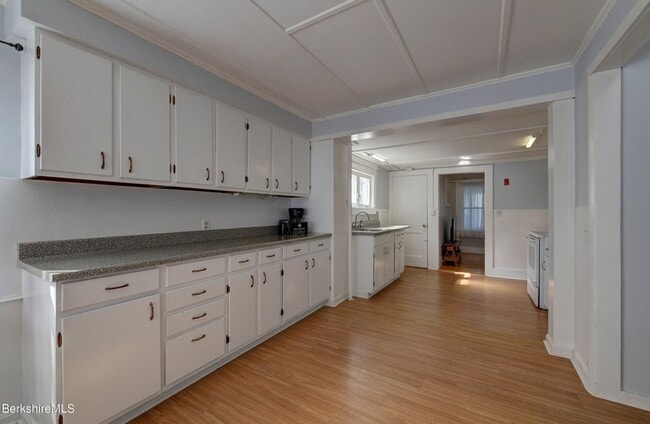 Building Photo - Centrally located 2 Bedroom, 2 Bathroom ho...
