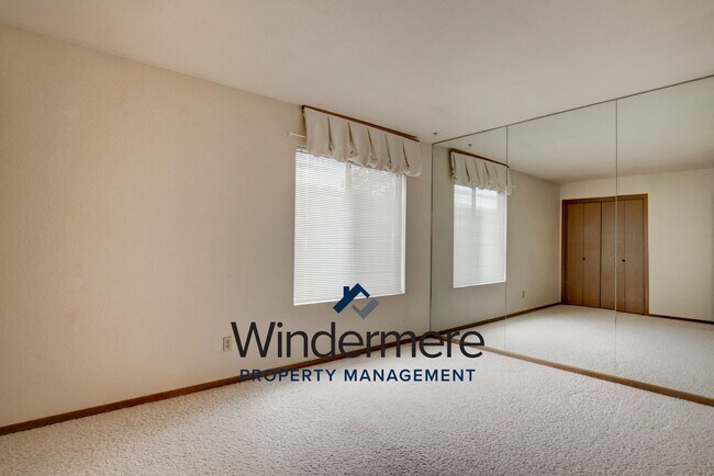 Building Photo - 3 bed 2 bath Condo with a View!