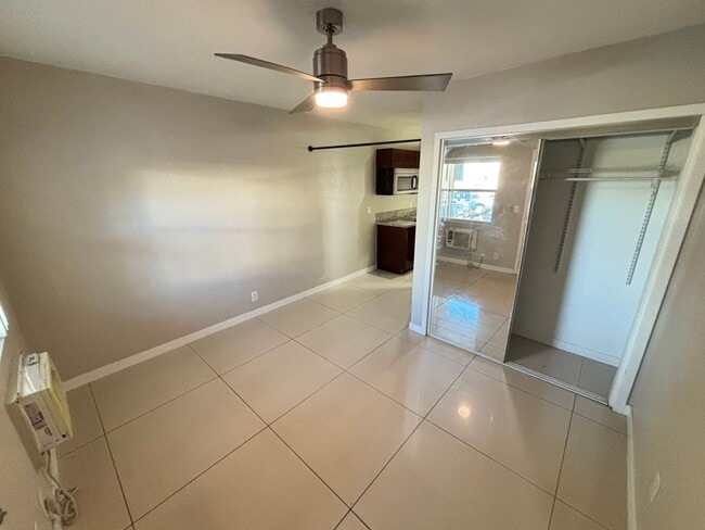 Building Photo - Gorgeous Studio w/ All Utilities Included located in Downtown Las Vegas! Move In Special
