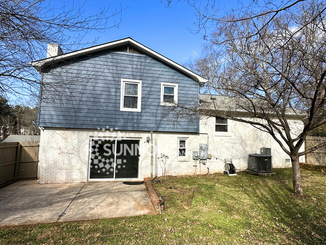 Building Photo - 4 Bedroom in Montclaire South