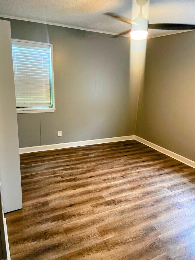Building Photo - 453 Crestmont Cir