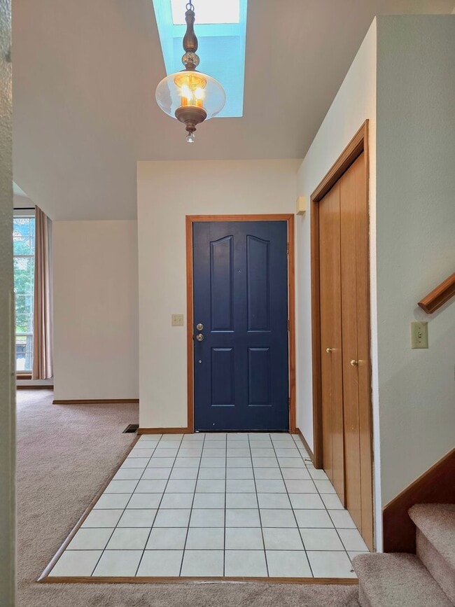 Building Photo - Federal Way tri-level rental home - 3 bedroom plus den, 3 bathrooms, 2 car garage, Available NOW!