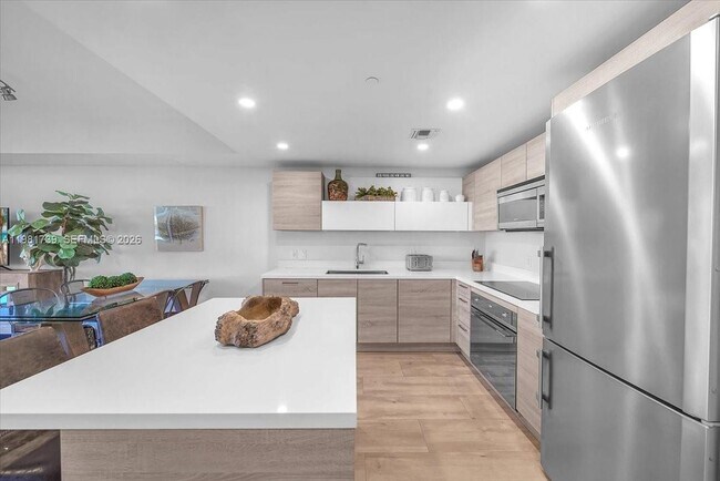 Building Photo - 16385 Biscayne Blvd