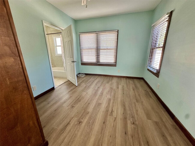 Building Photo - 11 SW 11th Ave