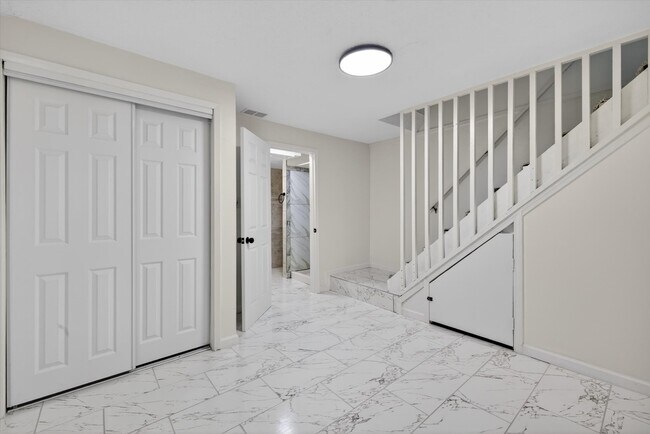 Building Photo - 599 E Graham Pl