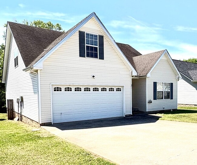 Building Photo - Nice home awaiting you to call home today- close to shopping and dining