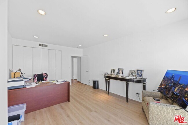 Building Photo - 2220 Ave of the Stars