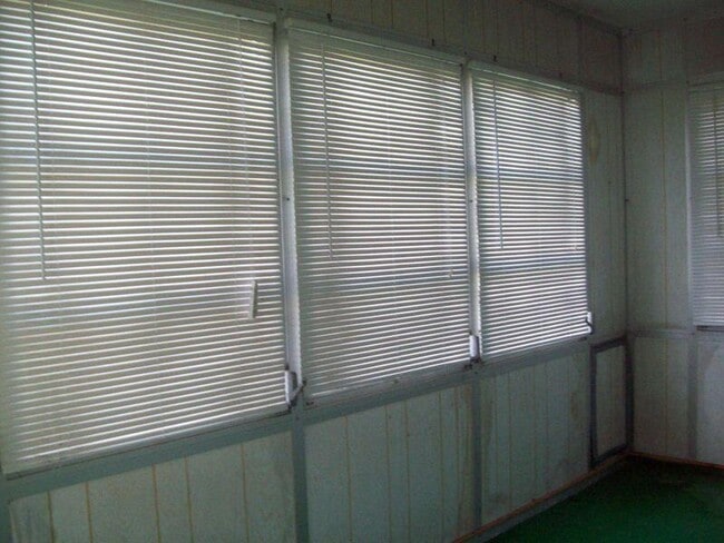 Building Photo - 347 Flanders Dr