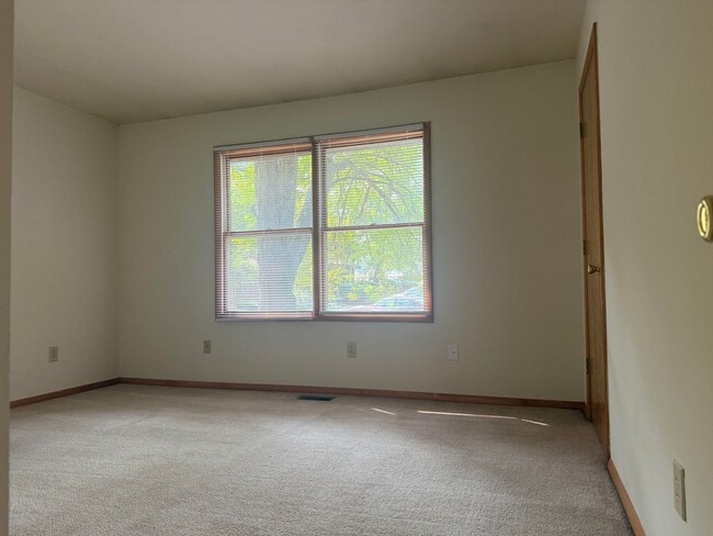 Building Photo - PRICE REDUCED! 2 Bedroom, 1.5 bath Townhou...