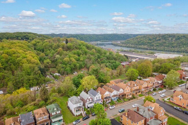 Building Photo - Stunning 2 bedroom home in Homestead available August 1!