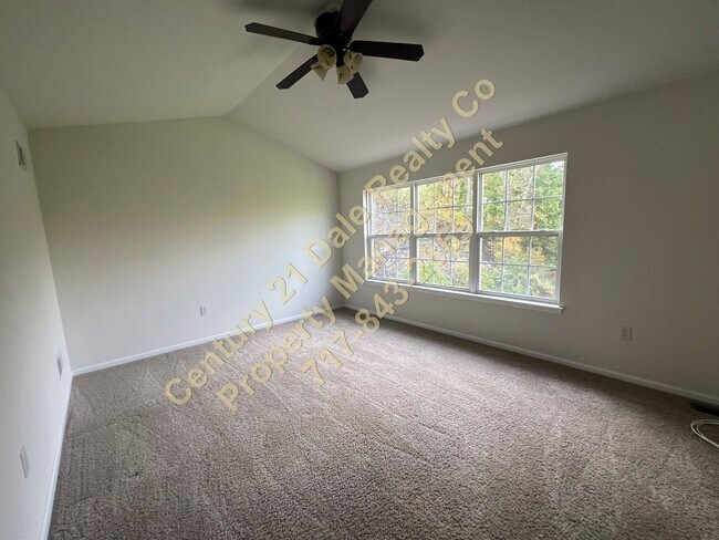 Building Photo - Beautiful 3 BR, 2.5 Bath home in Woodcrest...