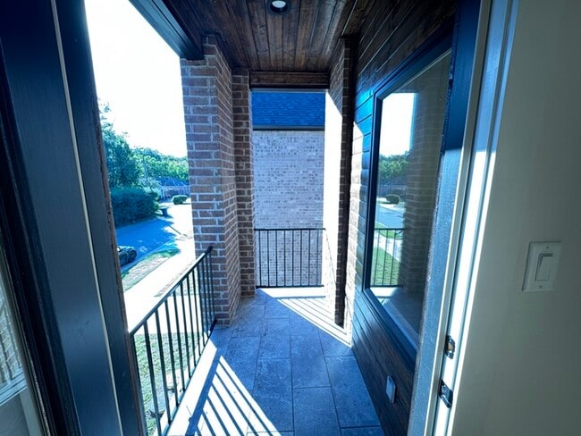 Building Photo - Newer 3 bedroom 2.5 bathroom townhome in H...