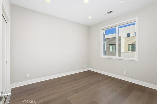 Building Photo - 157 Novel