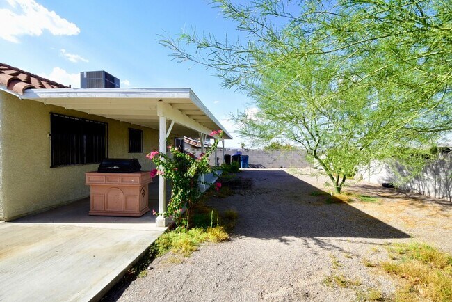 Building Photo - Spacious 2 Bedroom, 2 Bath Single-Story Home