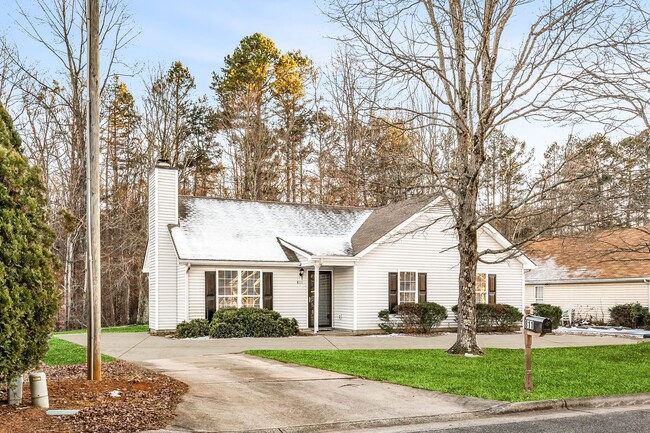 Building Photo - SW - Like New Home, Vaulted LR Ceiling, Fi...