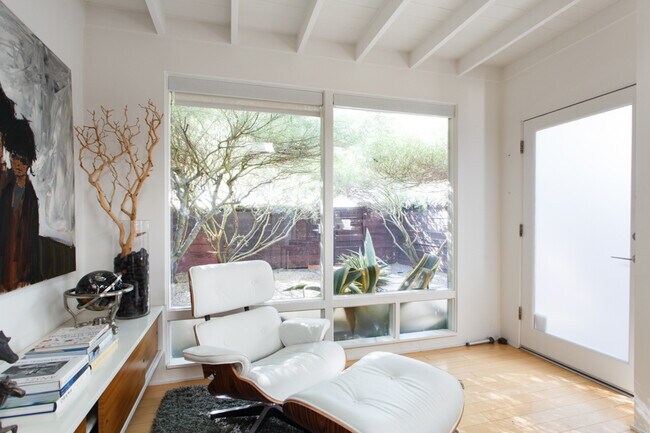 Building Photo - 2036 Walgrove Ave