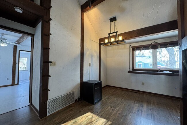 Building Photo - Central Ames Home Available Now