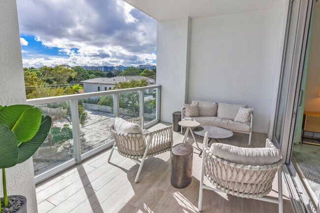 Building Photo - 485 E Royal Palm Rd