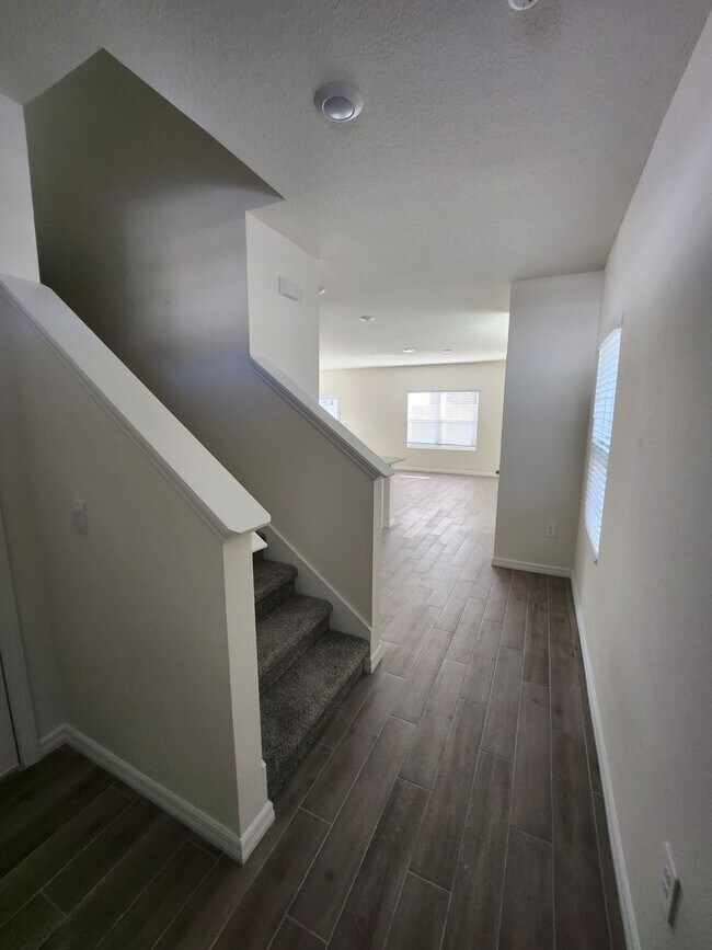 Building Photo - Spacious 4-Bedroom Modern Home in Oaks Preserve – Perfect Gainesville Location