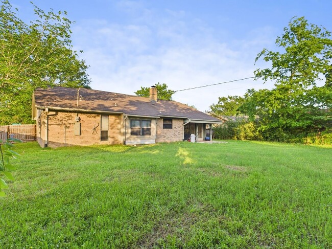 Building Photo - 2800 Jennifer Dr