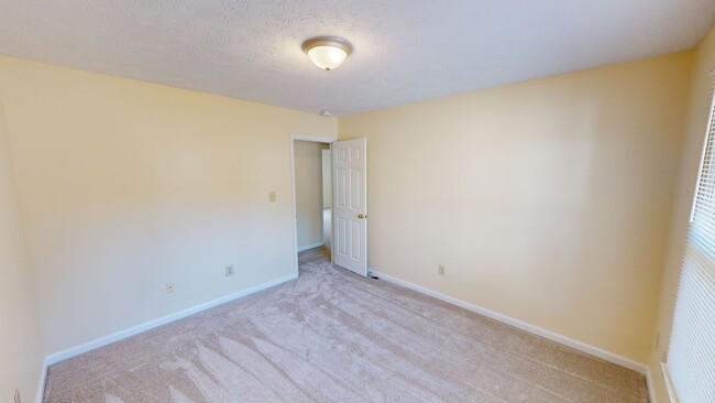 Building Photo - $350 OFF First Month's Rent! 3 Bedroom Upd...