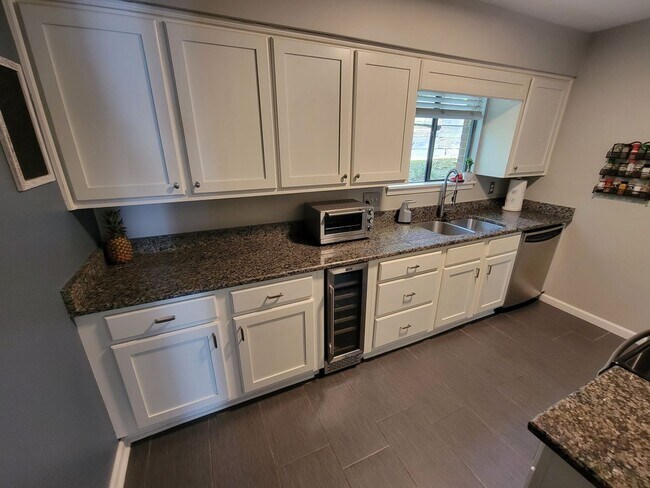 Building Photo - 2 Bed, 2.5 Bath Condo Available in Greenville