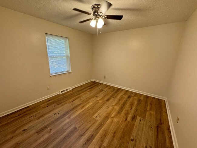 Building Photo - 526 W 13th St