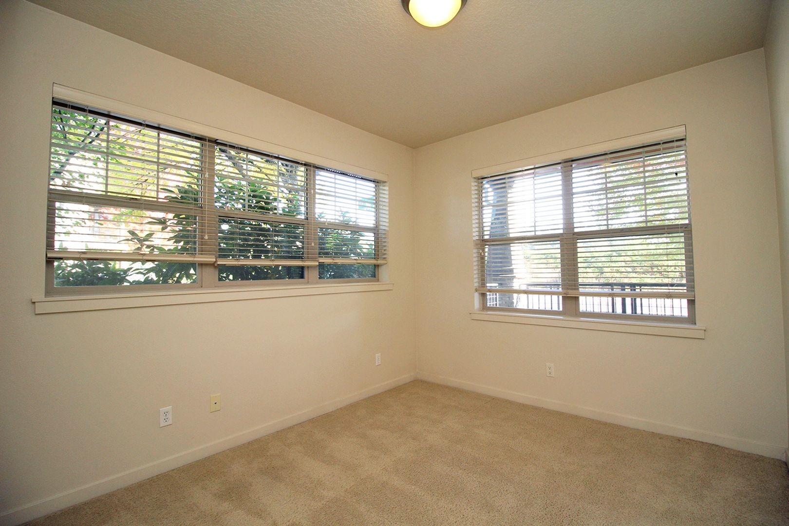 Building Photo - 690 NE Adwick Dr